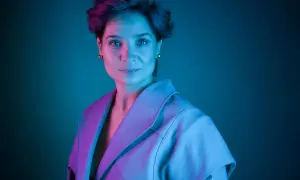 Barbara Sass, aktorka znana z filmów, w stylowej stylizacji, oświetlona neonowym światłem.