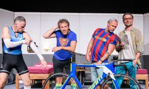 Triathlon story obsada: czterech mężczyzn w strojach sportowych i koszulkach, obok roweru.