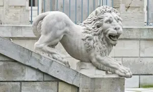 Rzeźby w Łazienkach Królewskich: Odkryj ich niezwykłe historie