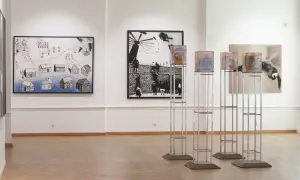 Wystawa sztuki nowoczesnej: obrazy i instalacje w galerii.