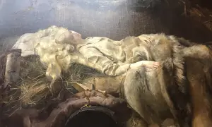 Młoda kobieta o blond włosach, Ellenai, śpi otulona futrem. Obok niej leży krzyż i książka.