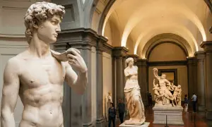 Rzeźby w muzeum: Dawid, Wenus z Milo i inne arcydzieła.