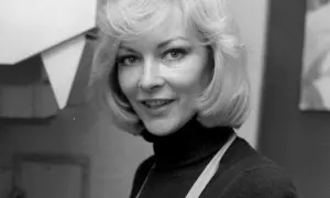 Barbara Brylska, ikona polskiego kina, w uśmiechniętej pozie. Jej charakterystyczna fryzura i spojrzenie przywodzą na myśl niezapomniane role w jej filmach.