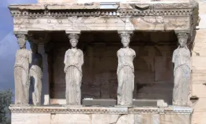 Kamienne kariatyda podtrzymują architraw Erechtejonu na Akropolu.