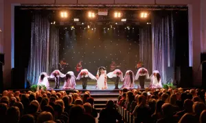 Elementy teatru: Kluczowe składniki, które zmieniają spektakl