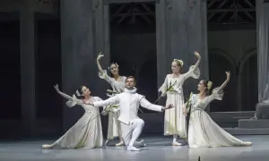 Tancerze w białych strojach, niczym z baletu "Romeo i Julia", tworzą na scenie romantyczną kompozycję.
