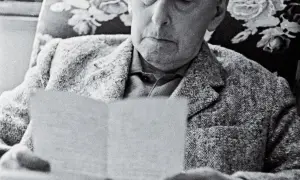Erenburg, rosyjski pisarz, w tweedowej marynarce czyta list.