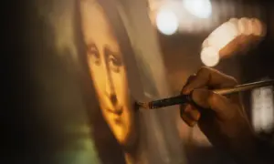 Artysta dopracowuje obraz Mona Lisa. Pędzel delikatnie muska płótno, tworząc arcydzieło.