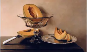 Melon w kryształowej pucharze i na srebrnej paterze, obok nóż. Obraz w stylu hiperrealizmu, zachwyca detalami.