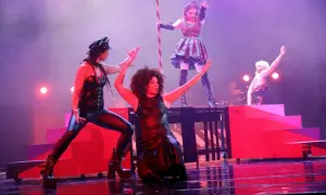 Aktorzy teatru polskiego we Wrocławiu w skórzanych strojach na scenie.