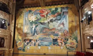 Teatr mój widzę ogromny, z bogato zdobionymi lożami i wielkim, barwnym malowidłem na scenie, przedstawiającym sceny z mitologii.