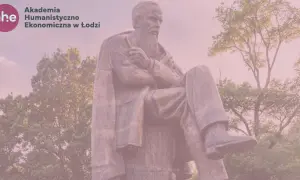 Pomnik Fiodora Dostojewskiego, z logo Akademii Humanistyczno-Ekonomicznej w Łodzi. Ciekawostki o pisarzu mogą być inspiracją do studiów.