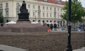 Pomnik Kopernika w Warszawie, plac w trakcie prac ziemnych. Pomarańczowa łopata czeka na robotników.