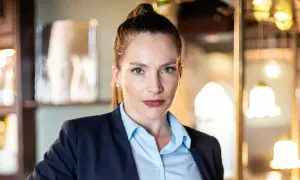 Anna Dereszowska w eleganckim stroju, gotowa do roli w jednym z nadchodzących filmów.