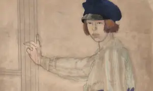 Portret młodego chłopca w granatowej czapce, z rudymi włosami, w pasiastym ubraniu. Jego dłoń uniesiona, jakby wskazywał coś, co przypomina styl Carrington.