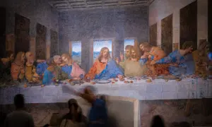 Leonardo da Vinci's "Ostatnia Wieczerza" - Jezus pośród apostołów przy stole, w tle krajobraz.