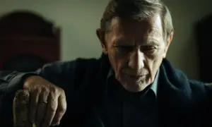 Jan Englert w filmach, zamyślony, z dłonią na lasce.