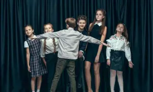 Cele wycieczki do teatru: jak wzbogacają edukację i rozwijają empatię