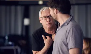 Dyrektor Teatru Roma, starszy mężczyzna w okularach, rozmawia z młodszym kolegą.