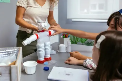 Jak zrobić rzeźbę z recyklingu - proste projekty dla każdego