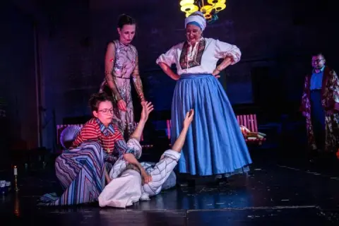 Wujaszek Wania teatr polski obsada - kto gra w tym niezwykłym spektaklu?