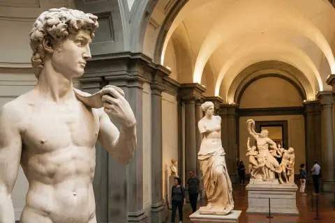 Rzeźby w muzeum: Dawid, Wenus z Milo i inne arcydzieła.