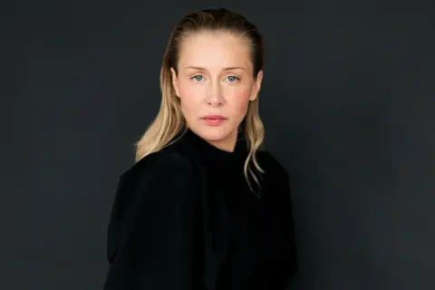Katarzyna Warnke w czerni, gotowa na kolejne role w filmach.