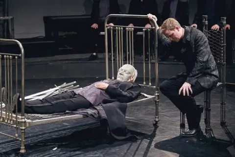 Hamlet spektakl w Warszawie: nowa inscenizacja, która zachwyca