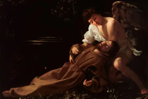Anioł czuwa nad śpiącym świętym Franciszkiem. Caravaggio, mistrz światłocienia, ukazuje tu jeden ze swoich najsłynniejszych obrazów.