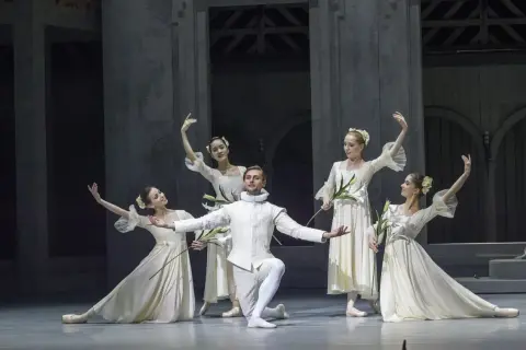 Tancerze w białych strojach, niczym z baletu "Romeo i Julia", tworzą na scenie romantyczną kompozycję.