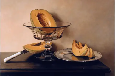 Melon w kryształowej pucharze i na srebrnej paterze, obok nóż. Obraz w stylu hiperrealizmu, zachwyca detalami.
