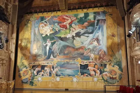 Teatr mój widzę ogromny, z bogato zdobionymi lożami i wielkim, barwnym malowidłem na scenie, przedstawiającym sceny z mitologii.