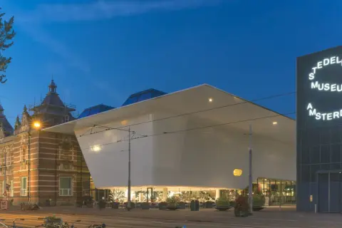 Muzeum sztuki nowoczesnej Amsterdam: odkryj skarby i wystawy