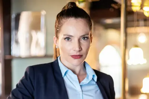 Anna Dereszowska w eleganckim stroju, gotowa do roli w jednym z nadchodzących filmów.