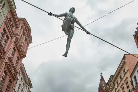 Kędziora rzeźby: niezwykłe dzieła balansujące na granicy sztuki i fizyki
