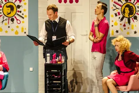 Szalone nożyczki spektakl - interaktywna przygoda w teatrze, nie przegap!