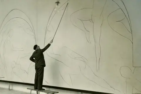 Henri Matisse kieruje pracą nad szkicem do swojego słynnego obrazu "Taniec". Postacie w ruchu tworzą dynamiczną kompozycję.