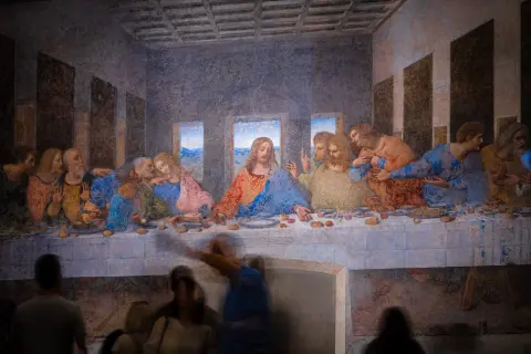 Leonardo da Vinci's "Ostatnia Wieczerza" - Jezus pośród apostołów przy stole, w tle krajobraz.