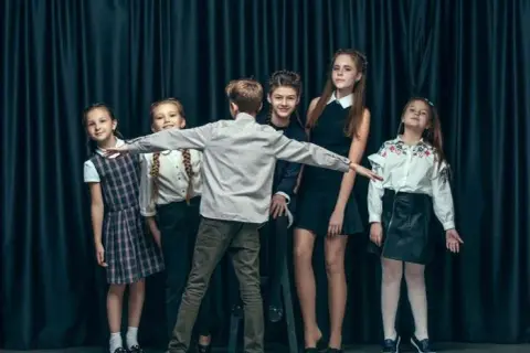Cele wycieczki do teatru: jak wzbogacają edukację i rozwijają empatię