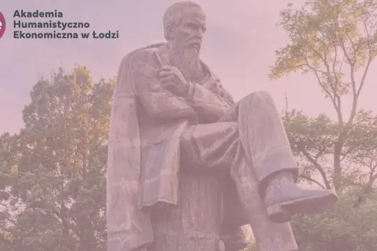 Pomnik Fiodora Dostojewskiego, z logo Akademii Humanistyczno-Ekonomicznej w Łodzi. Ciekawostki o pisarzu mogą być inspiracją do studiów.