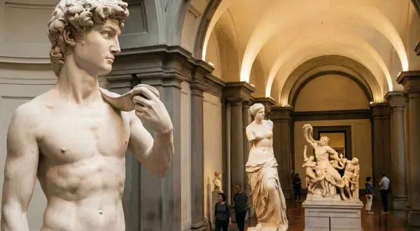 Rzeźby w muzeum: Dawid, Wenus z Milo i inne arcydzieła.