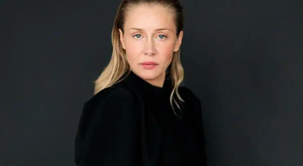 Katarzyna Warnke w czerni, gotowa na kolejne role w filmach.