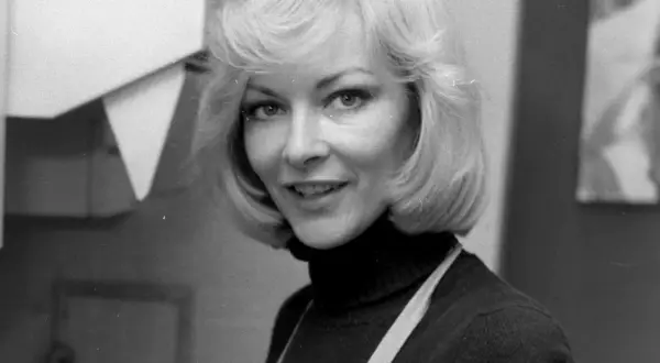 Barbara Brylska, ikona polskiego kina, w uśmiechniętej pozie. Jej charakterystyczna fryzura i spojrzenie przywodzą na myśl niezapomniane role w jej filmach.