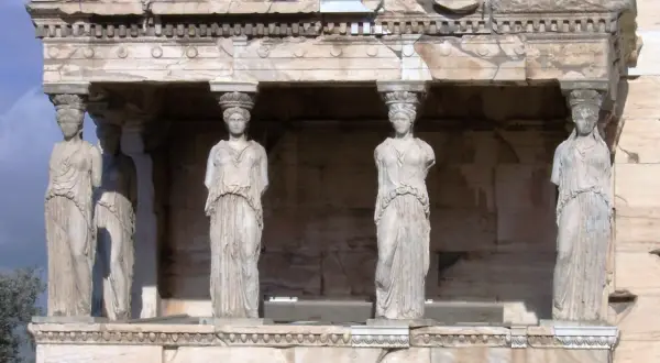 Kamienne kariatyda podtrzymują architraw Erechtejonu na Akropolu.