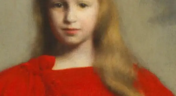 Portret dziewczynki w czerwonej sukience, z długimi blond włosami i łagodnym spojrzeniem.