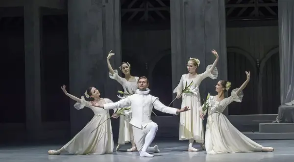 Tancerze w białych strojach, niczym z baletu "Romeo i Julia", tworzą na scenie romantyczną kompozycję.