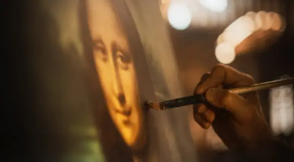 Artysta dopracowuje obraz Mona Lisa. Pędzel delikatnie muska płótno, tworząc arcydzieło.
