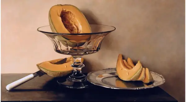 Melon w kryształowej pucharze i na srebrnej paterze, obok nóż. Obraz w stylu hiperrealizmu, zachwyca detalami.