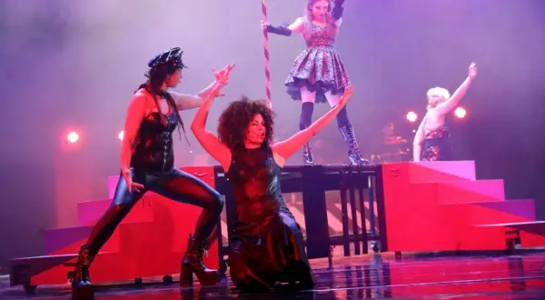 Aktorzy teatru polskiego we Wrocławiu w skórzanych strojach na scenie.