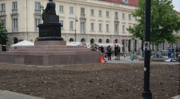 Pomnik Kopernika w Warszawie, plac w trakcie prac ziemnych. Pomarańczowa łopata czeka na robotników.